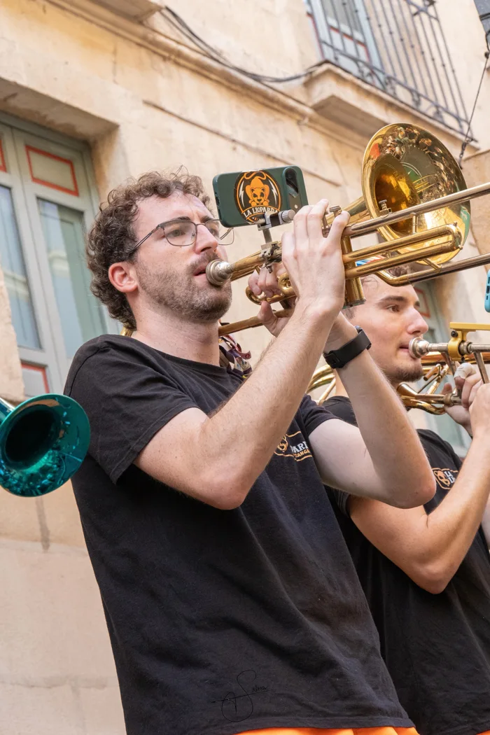 Trombonista de La Lioparda tocando en la calle